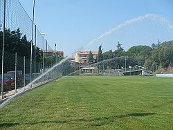 Prato e impianto di irrigazione in campo sportivo a Rosignano Marittimo (LI)